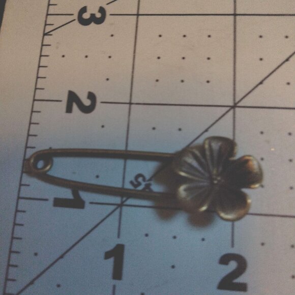 Flower Safety Pin Daisy Charm Holder Skirt Pin Crafting - Picture 2 of 4
